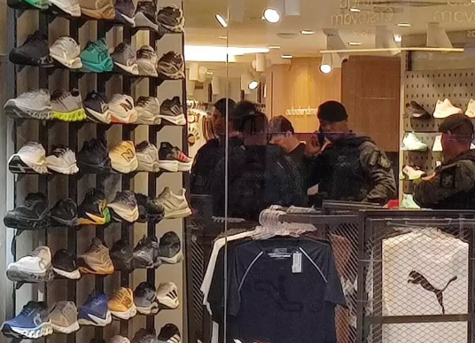 Imagem - Tiro acidental em shopping deixa dois feridos