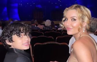 Atriz australiana tenta arrecadar R$ 1 milhão para conservar corpo do filho: 'Pior pesadelo'