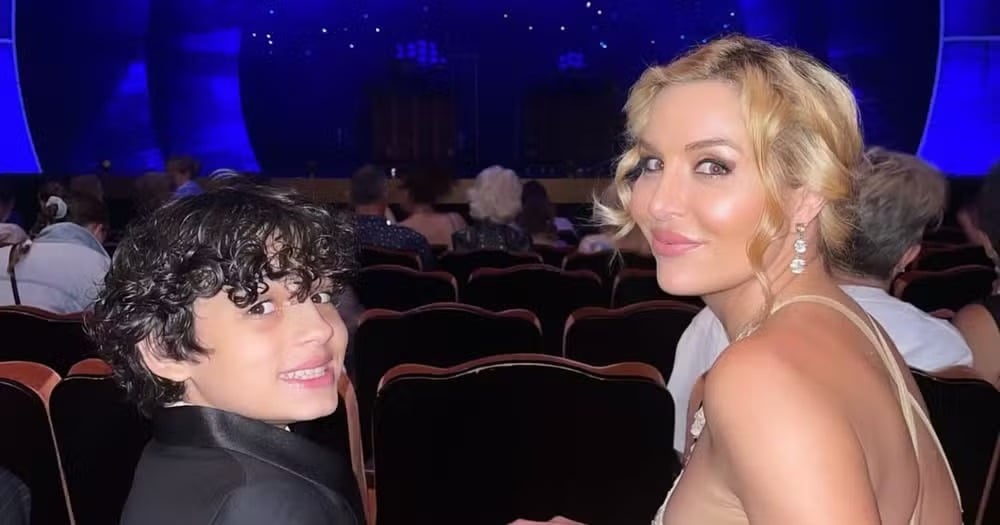 A atriz australiana Clare McCann e o filho Atreyu McCann, que morreu aos 13 anos, na última sexta-feira (23).