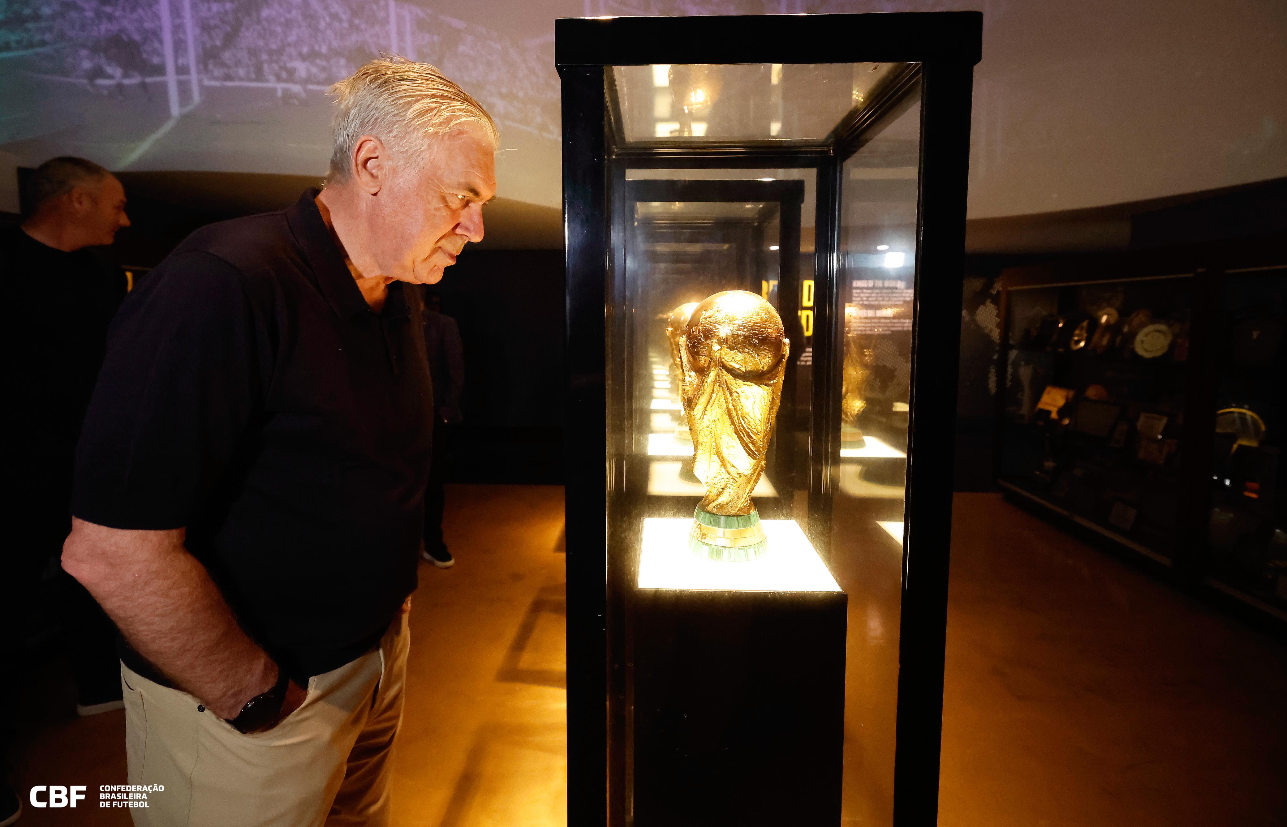 Imagem - Ancelotti visita CBF, se emociona com história da Seleção e promete buscar o hexa