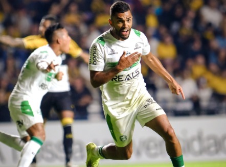 Imagem - Coritiba vence o Criciúma fora de casa e entra no G-4 da Série B