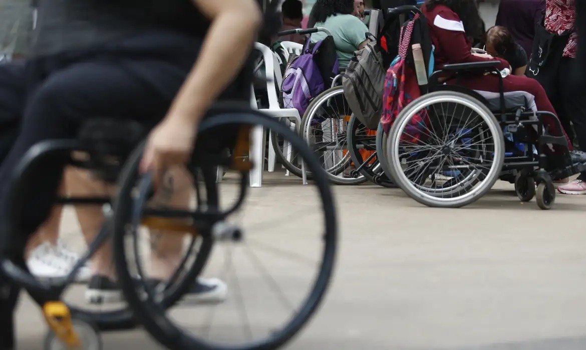 Dados do Censo 2022 divulgados pelo IBGE mostram que o Brasil tinha 14,4 milhões de pessoas com deficiência.