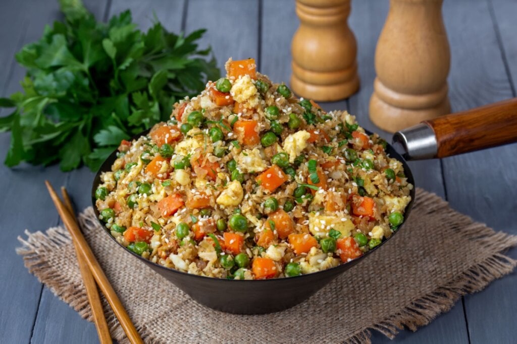 Arroz de couve-flor com legumes (Imagem: Dementieva Iryna | Shutterstock) 