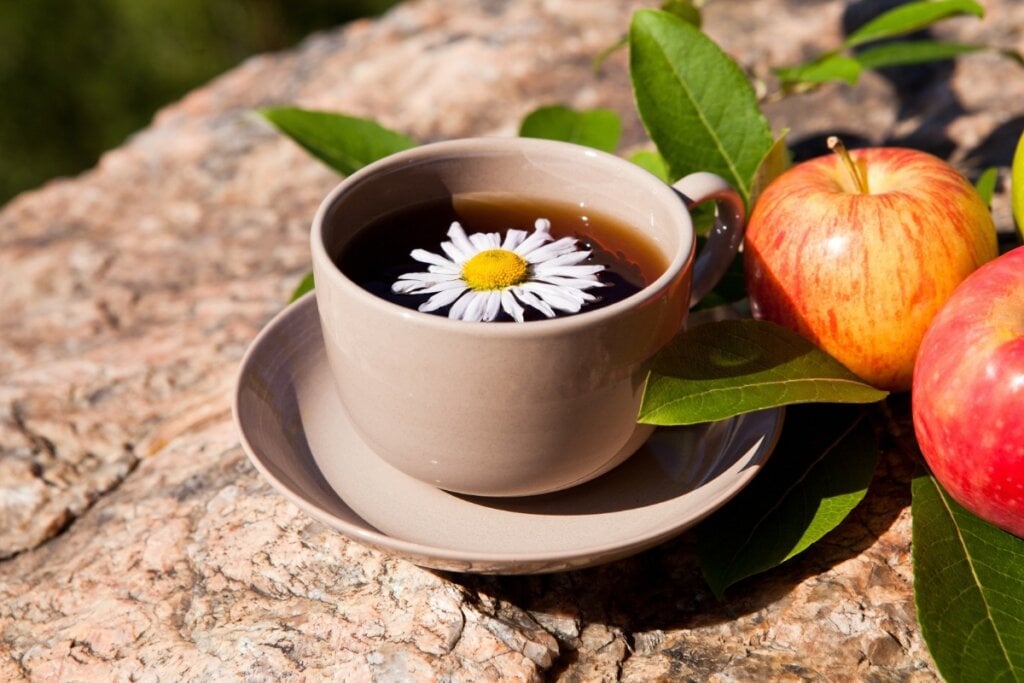 Chá de camomila com maçã e canela (Imagem: Hamara | Shutterstock)