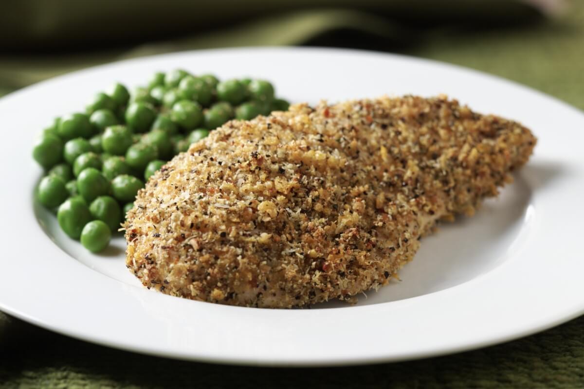 Frango com crosta de  castanha-de-caju (Imagem: Gorenkova Evgenija | Shutterstock)