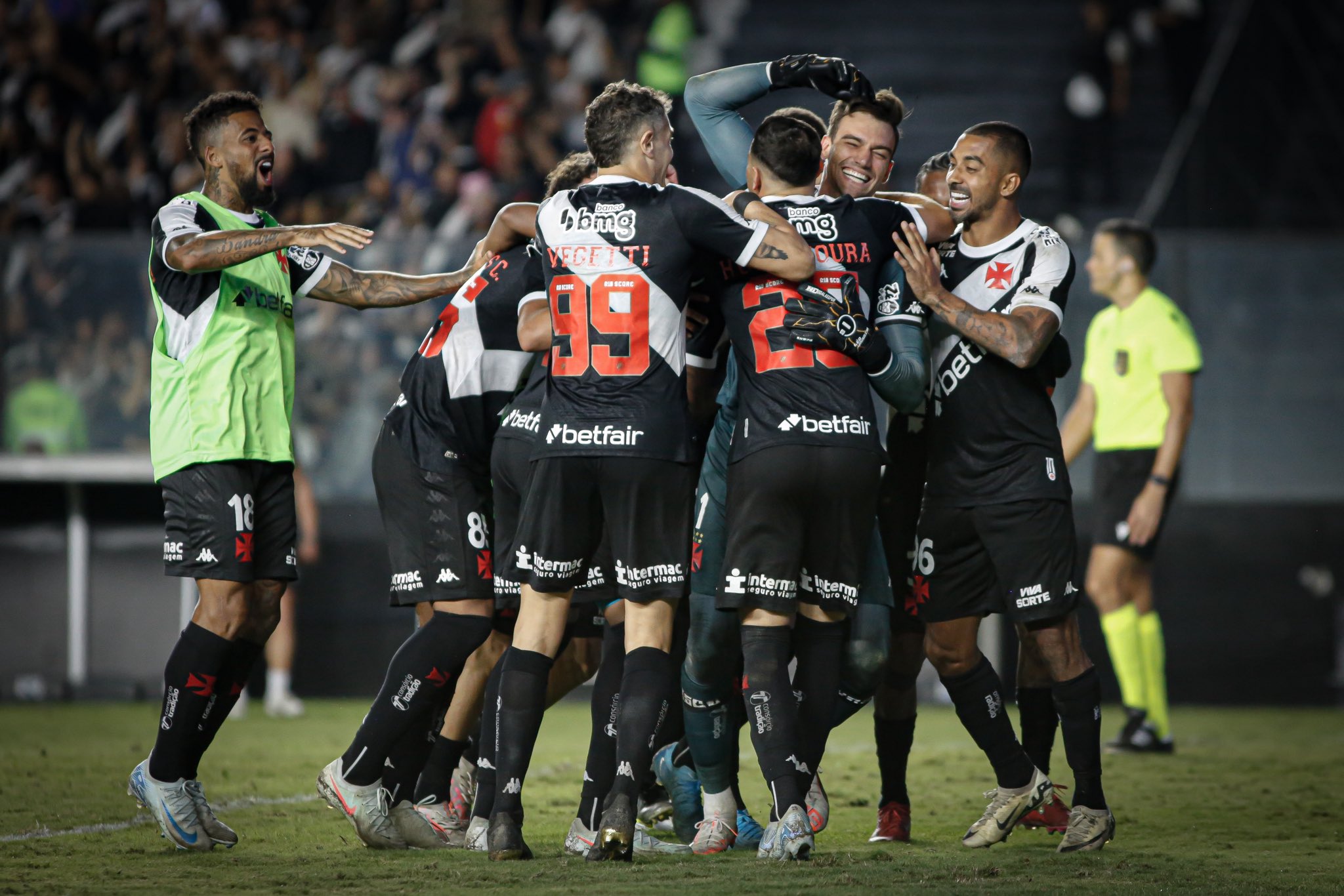 Equipes se enfrentam no estádio de São Januário - 
