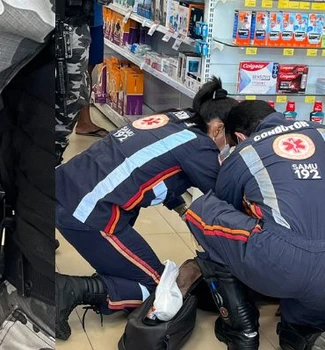 Imagem - Homem em situação de rua entra em farmácia com faca cravada nas costas e pede socorro, em Castanhal