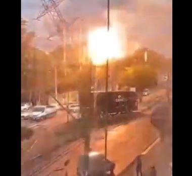 Imagem - Vídeo: ônibus bate em torre de transmissão e causa explosão
