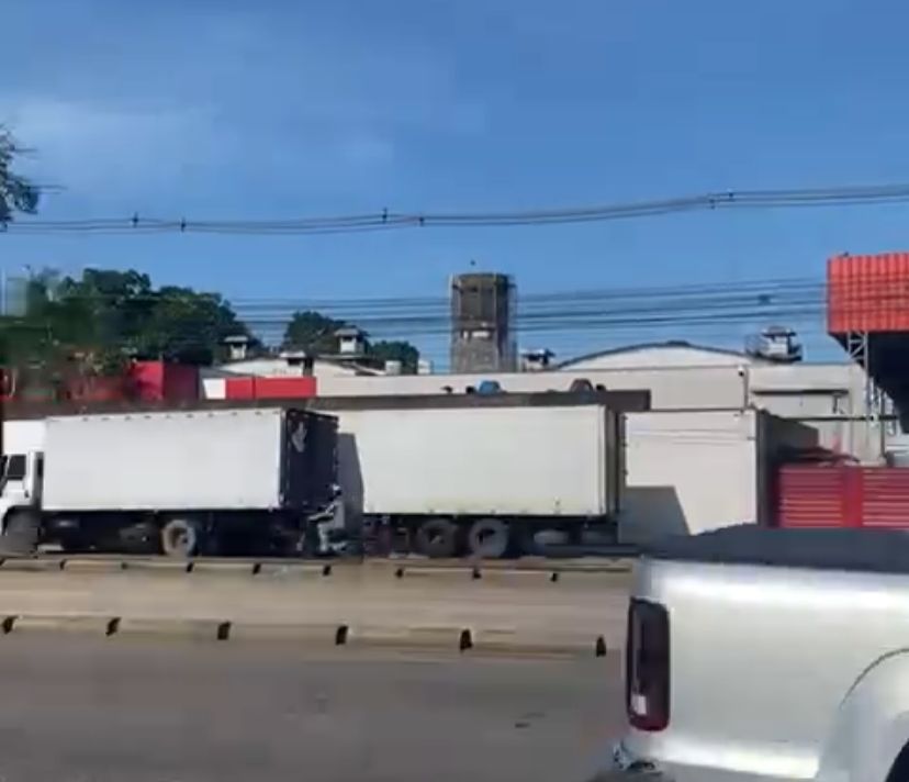 A cena se repete diariamente, principalmente nos horários de maior movimento, o que tem gerado insatisfação de quem precisa circular pelo local, seja de carro ou a pé.
