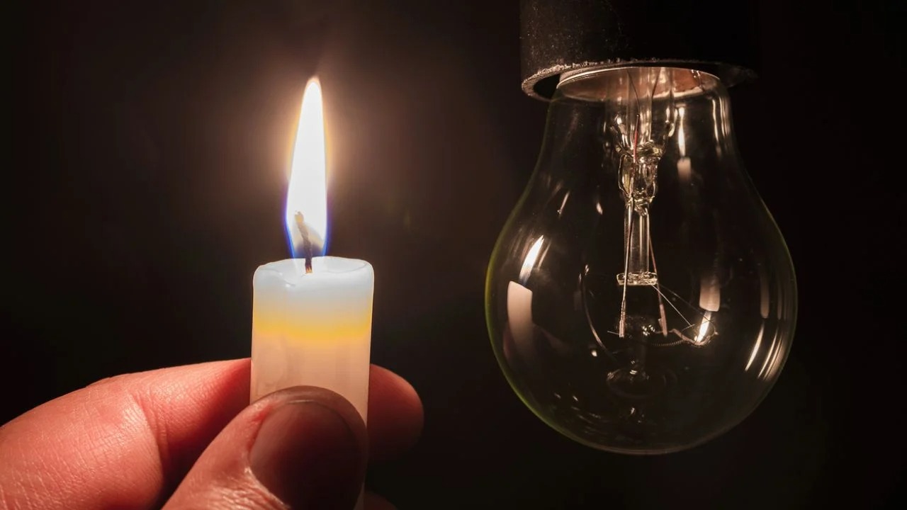 (A última falta de energia gerou uma espera nos cnsumidores de mais de 6 horas.)