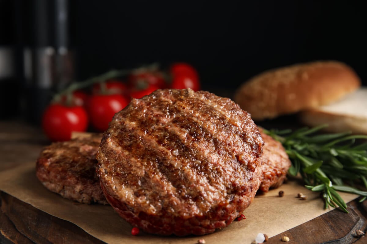 Hambúrguer de carne moída (Imagem: New Africa | Shutterstock)