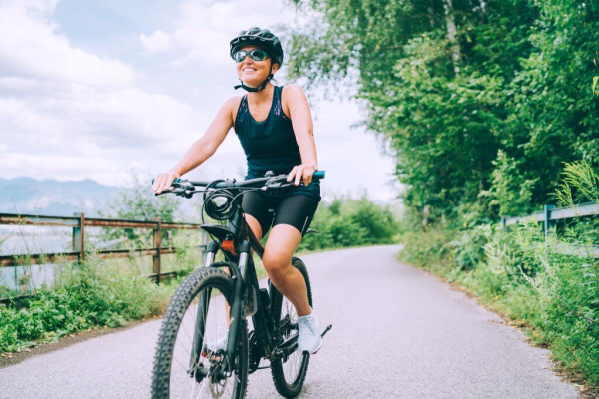 O ciclismo é uma alternativa para quem não consegue ir à academia (Imagem: Soloviova Liudmyla | Shutterstock)