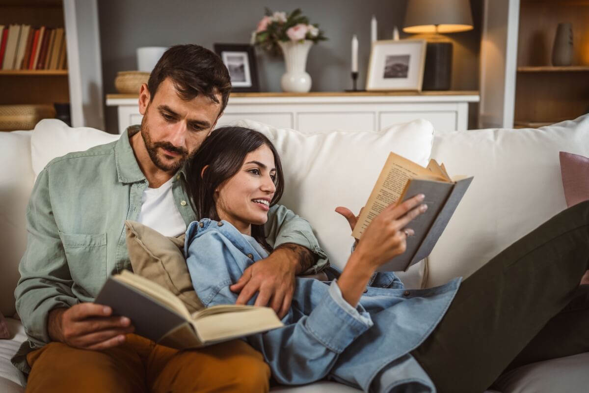 Os livros são capazes de aquecer o coração e trazer reflexões valiosas (Imagem: Miljan Zivkovic | Shutterstock)