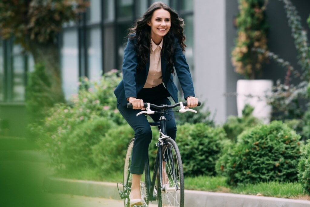 Pedalar melhora o condicionamento físico (Imagem: LightField Studios | Shutterstock) 
