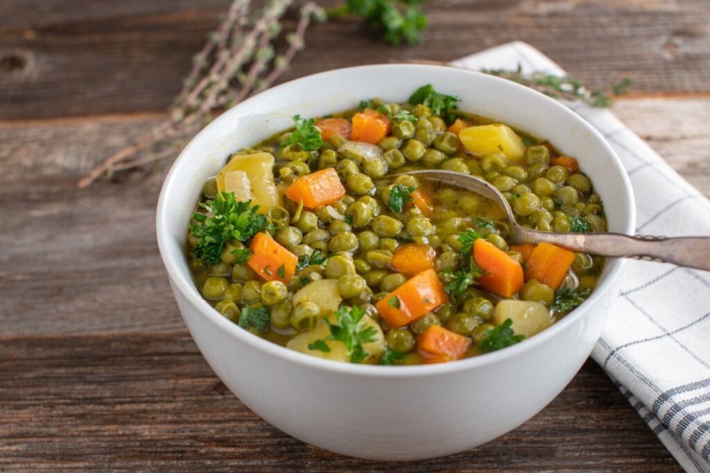 Sopa de ervilha com legumes (Imagem: Angelika Heine | Shutterstock)