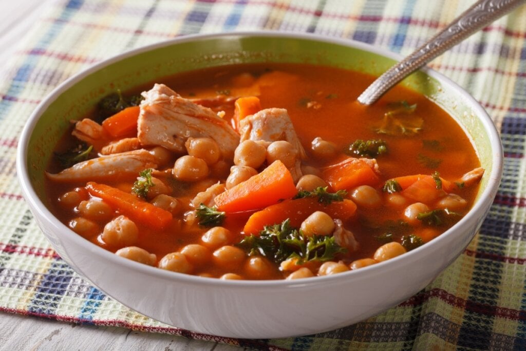 Sopa de frango com grão-de-bico (Imagem: AS Foodstudio | Shutterstock) 