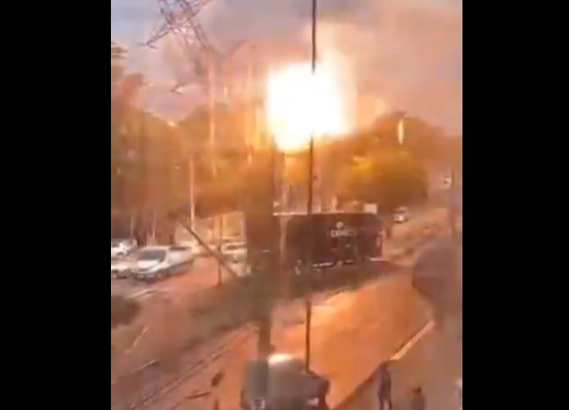 Imagem - Vídeo: ônibus bate em torre de transmissão e causa explosão