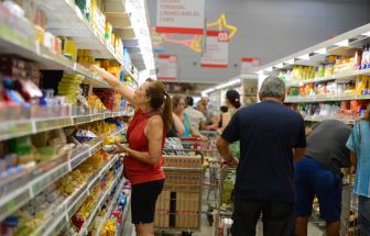 Consumo das famílias mantém-se em alta no mês de abril