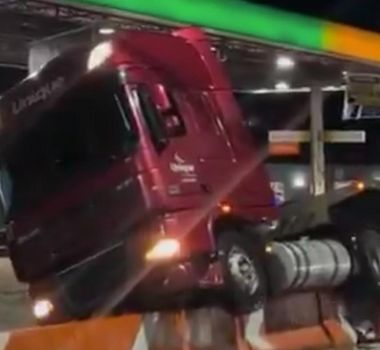 Imagem - Carreta fica presa após subir em mureta próximo a viaduto da Independência, em Ananindeua