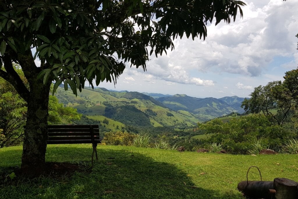 A Serra da Mantiqueira guarda uma grande seleção de destinos que ganham um charme a mais no inverno (Imagem: arthurmassola | Shutterstock) 
