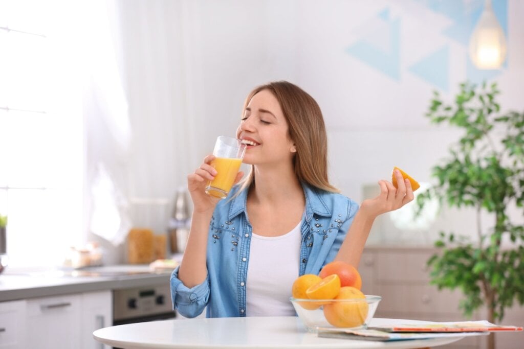 A vitamina C auxilia no fortalecimento capilar e na produção de colágeno (Imagem: New África | Shutterstock)