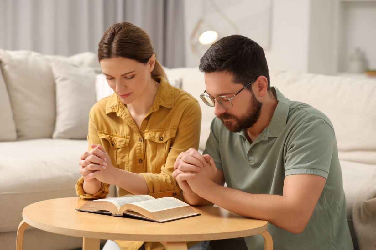 As orações ajudam a renovar o amor e proteger a conexão do casal (Imagem: New Africa | Shutterstock) 