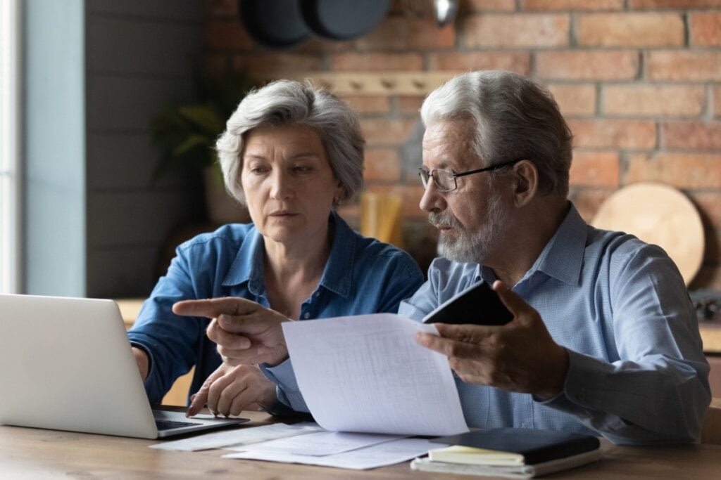 Com o aumento da expectativa de vida, o tempo de aposentadoria também cresceu (Imagem: fizkes | Shutterstock)
