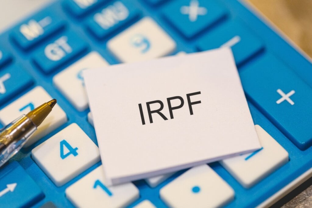 Não entregar a declaração do imposto de renda pode deixar o CPF irregular (Imagem: rafastockbr | Shutterstock) 