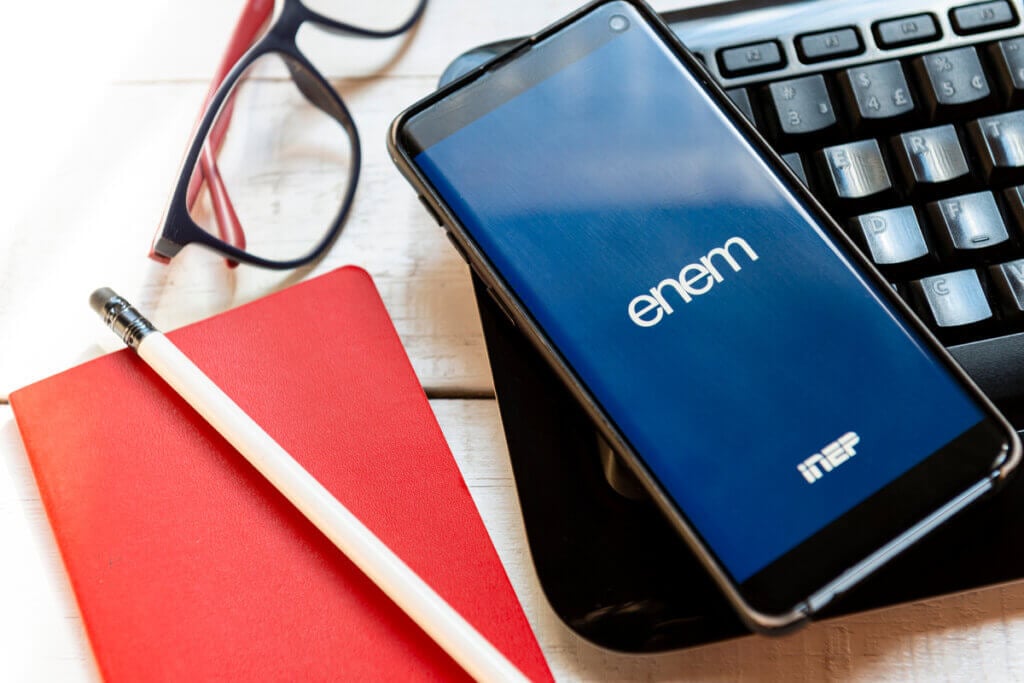 O Enem 2025 traz novidades importantes, desde o processo de inscrição até o incentivo financeiro (Imagem: Julio Ricco | Shutterstock)