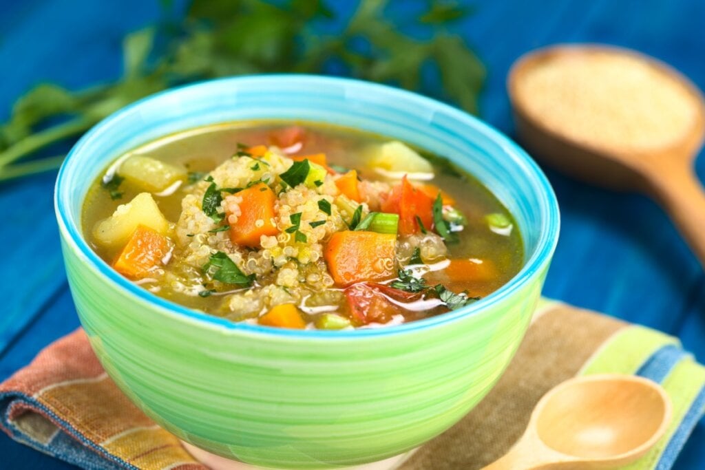 Sopa de quinoa com legumes (Imagem: Ildi Papp | Shutterstock)