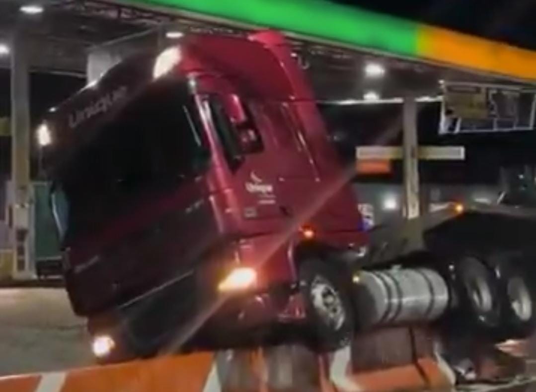 Imagem - Carreta fica presa após subir em mureta próximo a viaduto da Independência, em Ananindeua