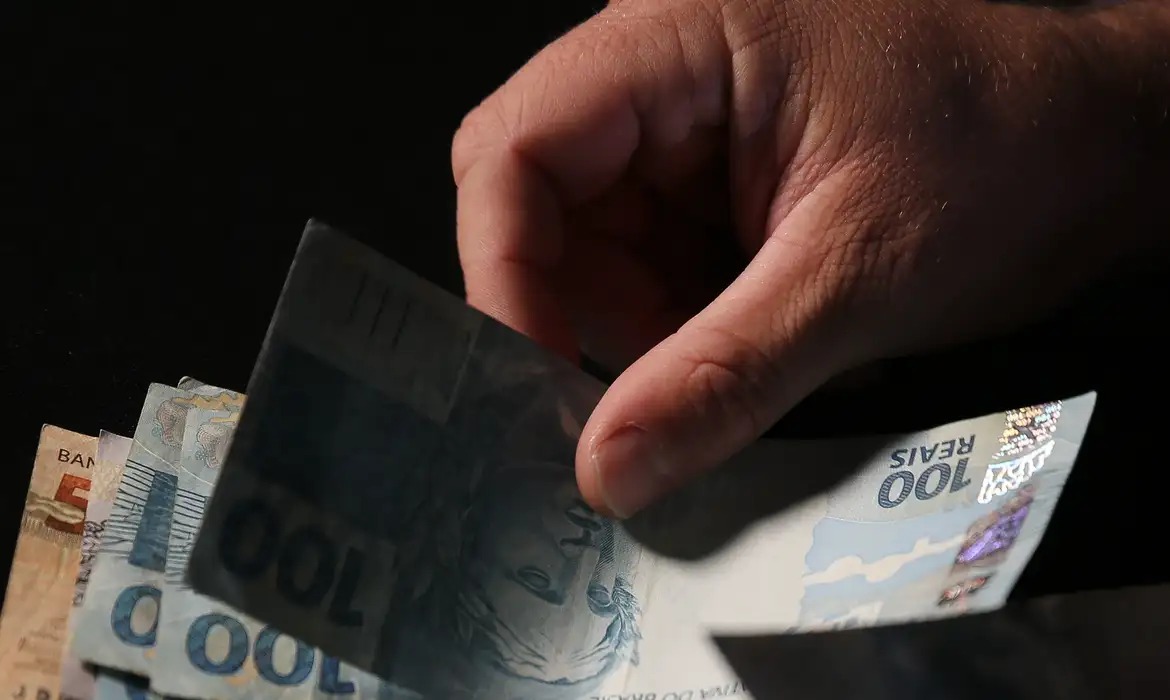 Os juros do crédito consignado para trabalhadores do setor privado subiram 15,1 pontos percentuais (pp) em abril.