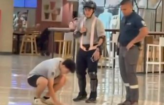 Após desrespeitar trabalhador da limpeza, adolescente é obrigado a limpar sujeira em shopping