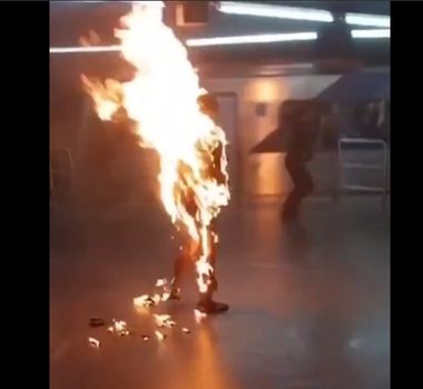 Imagem - Vídeo: homem em chamas é salvo por funcionários do metrô em São Paulo