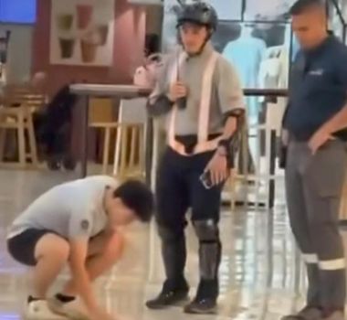Imagem - Após desrespeitar trabalhador da limpeza, adolescente é obrigado a limpar sujeira em shopping