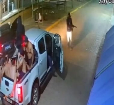 Imagem - Quadrilha armada com fuzis invade banco, faz reféns e explode caixas em Carolina (MA)