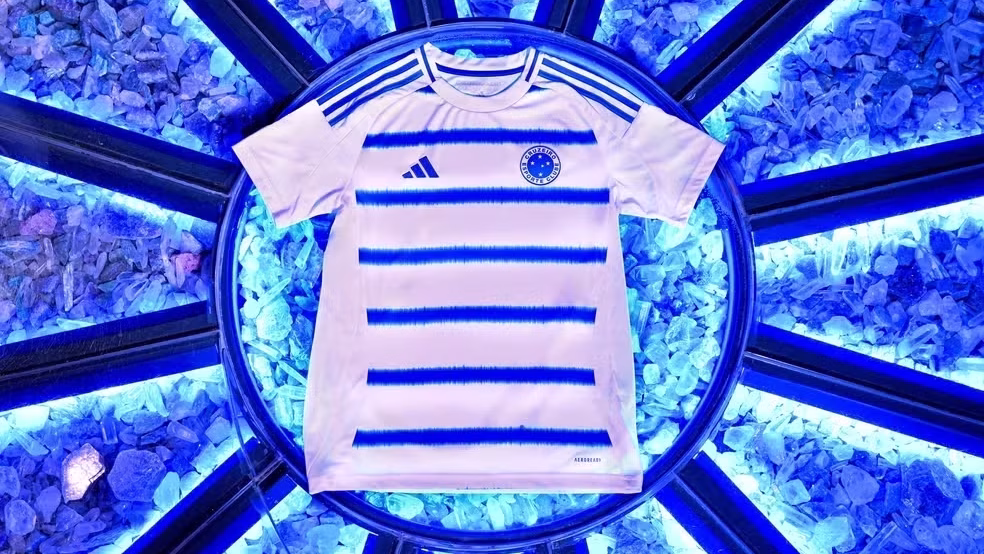 Cruzeiro lança nova camisa 2 com homenagem aos 60 anos do hino oficial; assista