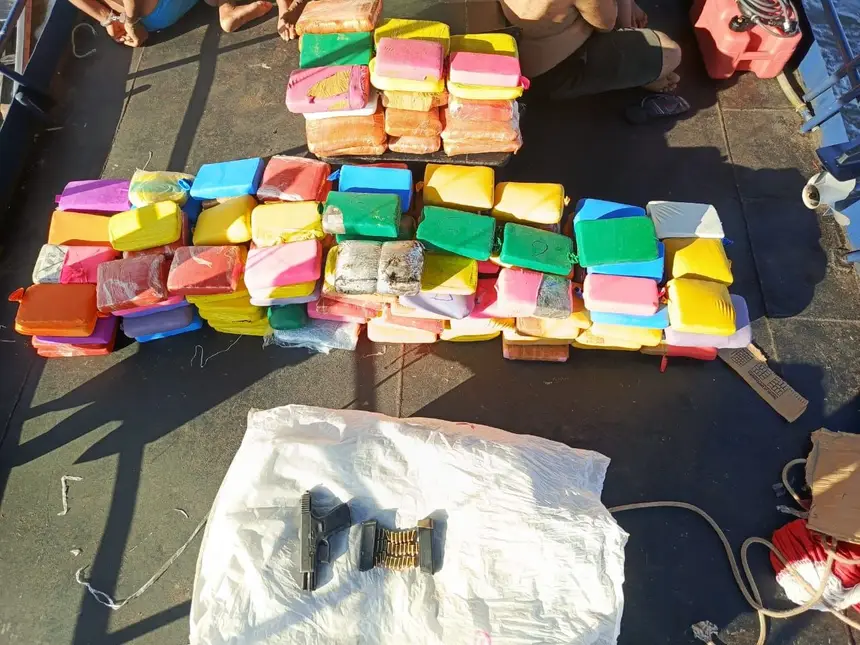 Imagem - PM apreende cerca de 300 kg de entorpecentes e prende cinco pessoas durante operação fluvial