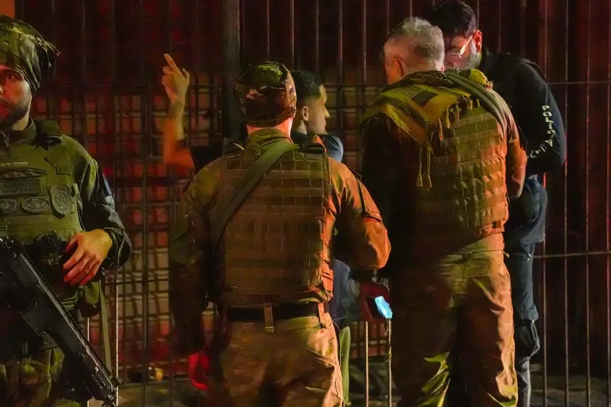 Durante a operação, um homem foragido da Justiça foi preso. Ele tinha dois mandados de prisão preventiva por estupro de vulnerável.