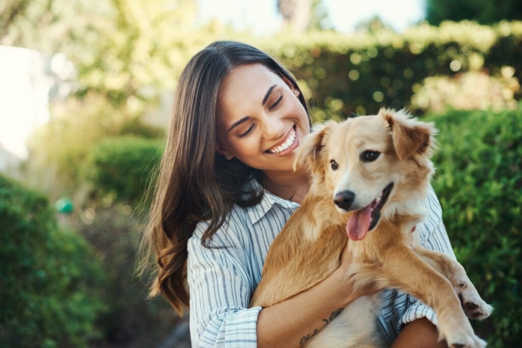 A rotina ajuda a evitar que os animais fiquem entediados ou ansiosos (Imagem: PeopleImages.com &#8211; Yuri A | Shutterstock)