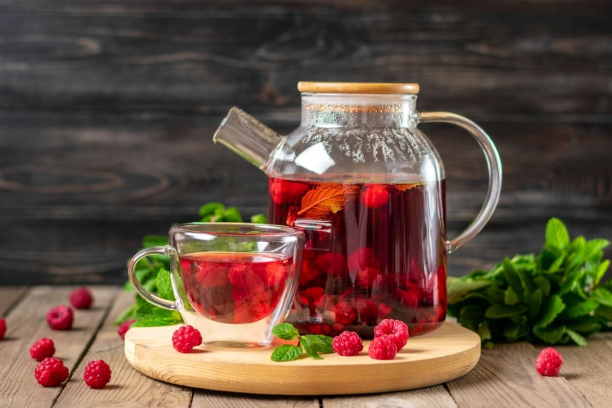 Chá de hibisco com framboesa e hortelã (Imagem: Marina Rich | Shutterstock)