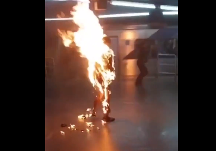 Imagem - Vídeo: homem em chamas é salvo por funcionários do metrô em São Paulo