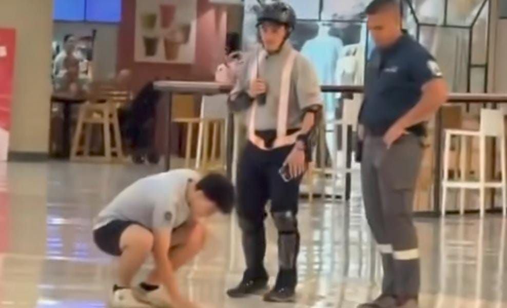 Imagem - Após desrespeitar trabalhador da limpeza, adolescente é obrigado a limpar sujeira em shopping