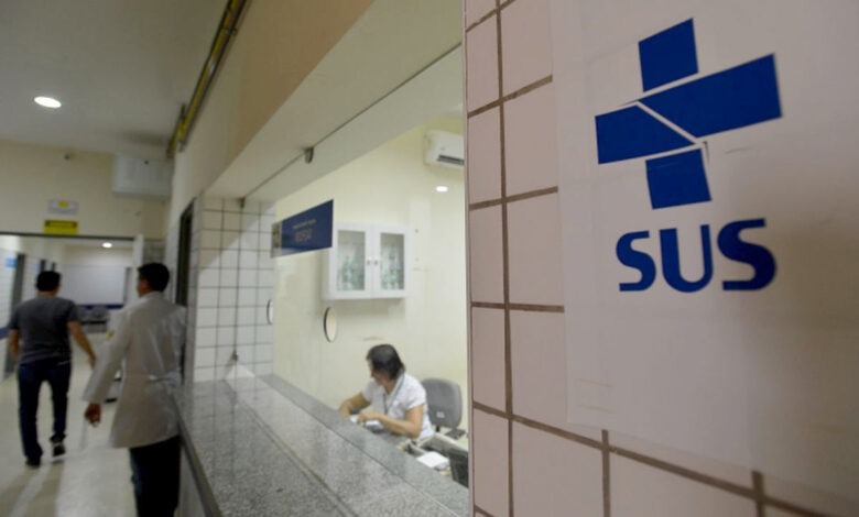 O programa Agora Tem Especialistas foi lançado para ampliar o acesso da população a consultas, exames e cirurgias. 