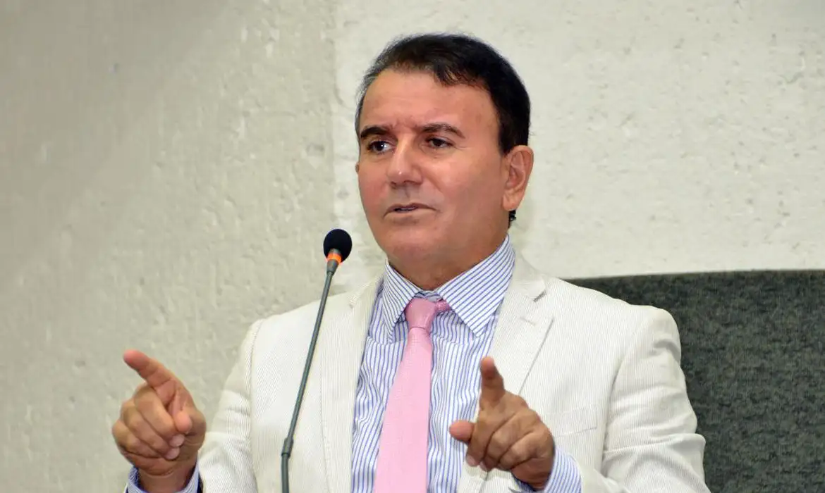 Imagem - Prefeito de Palmas afastado sofre infarto na prisão do quartel da PM