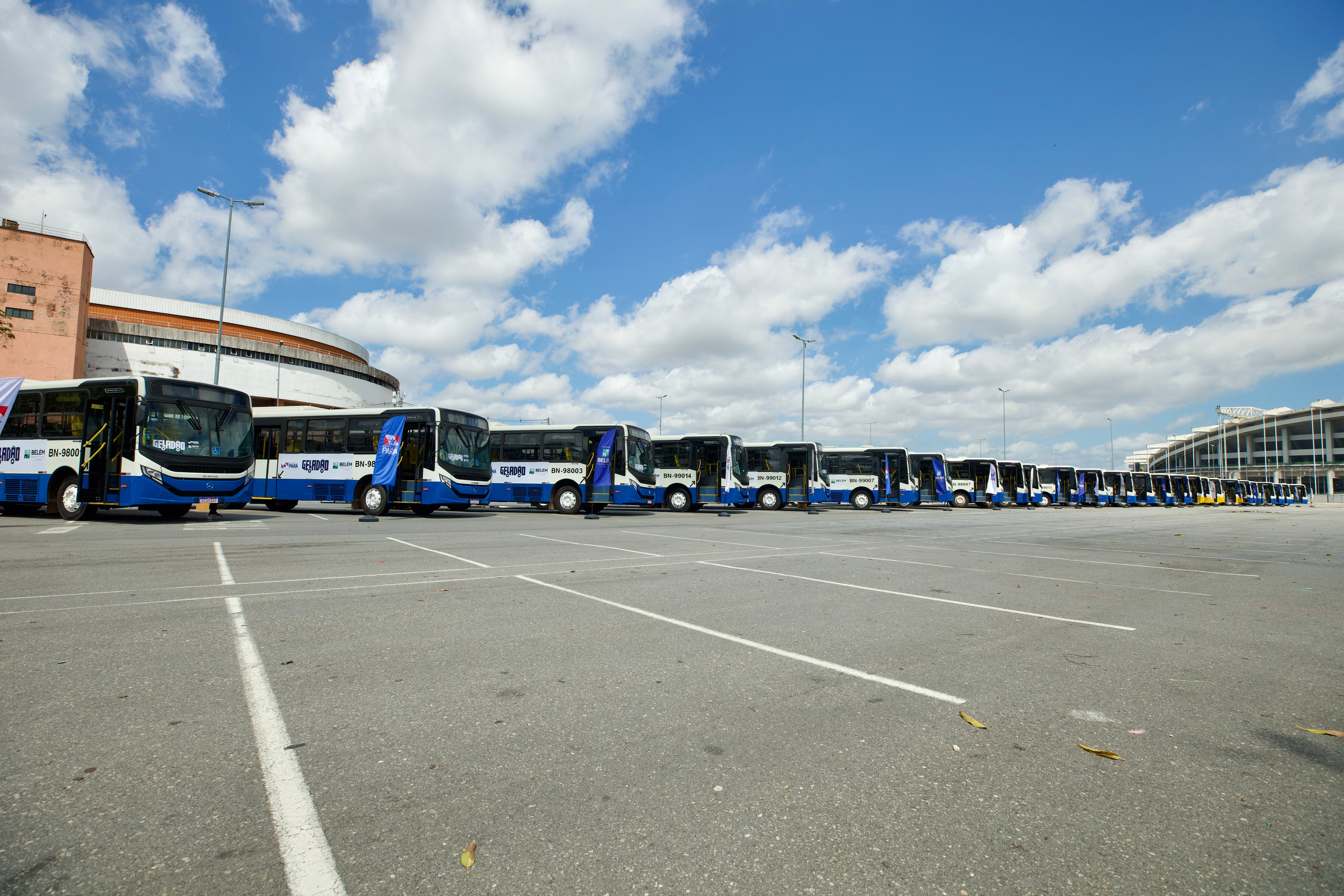 Veículos no estacionamento do Mangueirão -