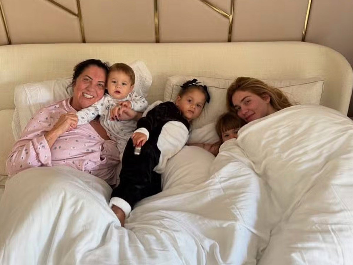 Imagem - Virginia desaba no colo da mãe ao retornar para casa após término