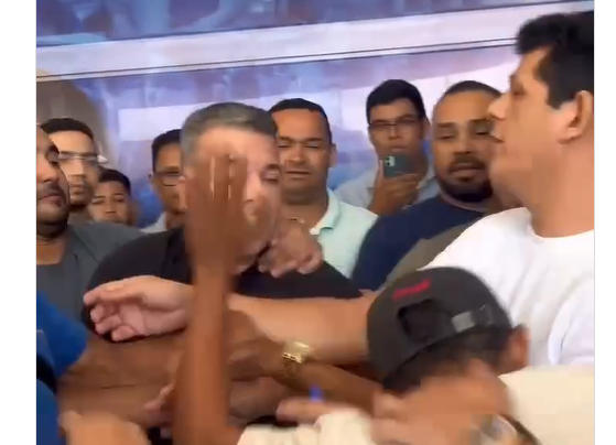 Imagem - Vídeo: ex-prefeito de Tucuruí tenta agredir homem após discussão política