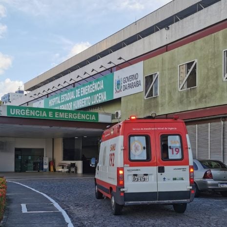 Homem é hospitalizado após inserir coco no ânus