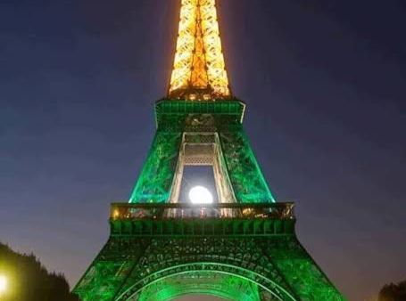 (Torre Eiffel iluminada)